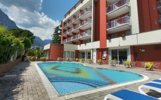 Außenpool eines Hotels mit Bergblick.