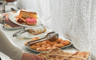 Un buffet di dolci colorati e invitanti, pronti da gustare.