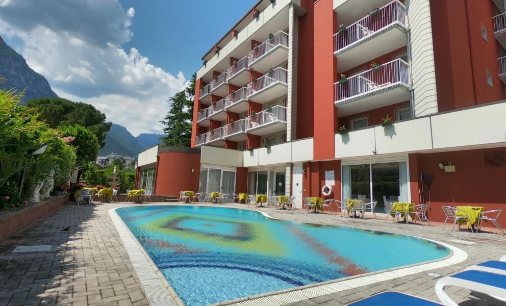 Außenpool eines Hotels mit Bergblick.