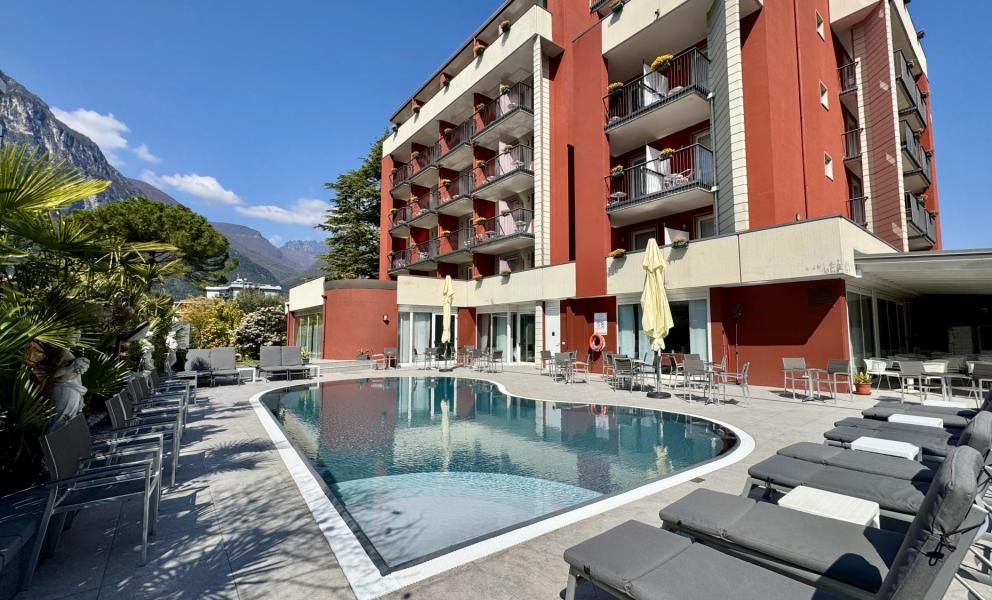 Hotel moderno con piscina e vista montagna.