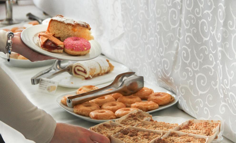 Un buffet di dolci colorati e invitanti, pronti da gustare.